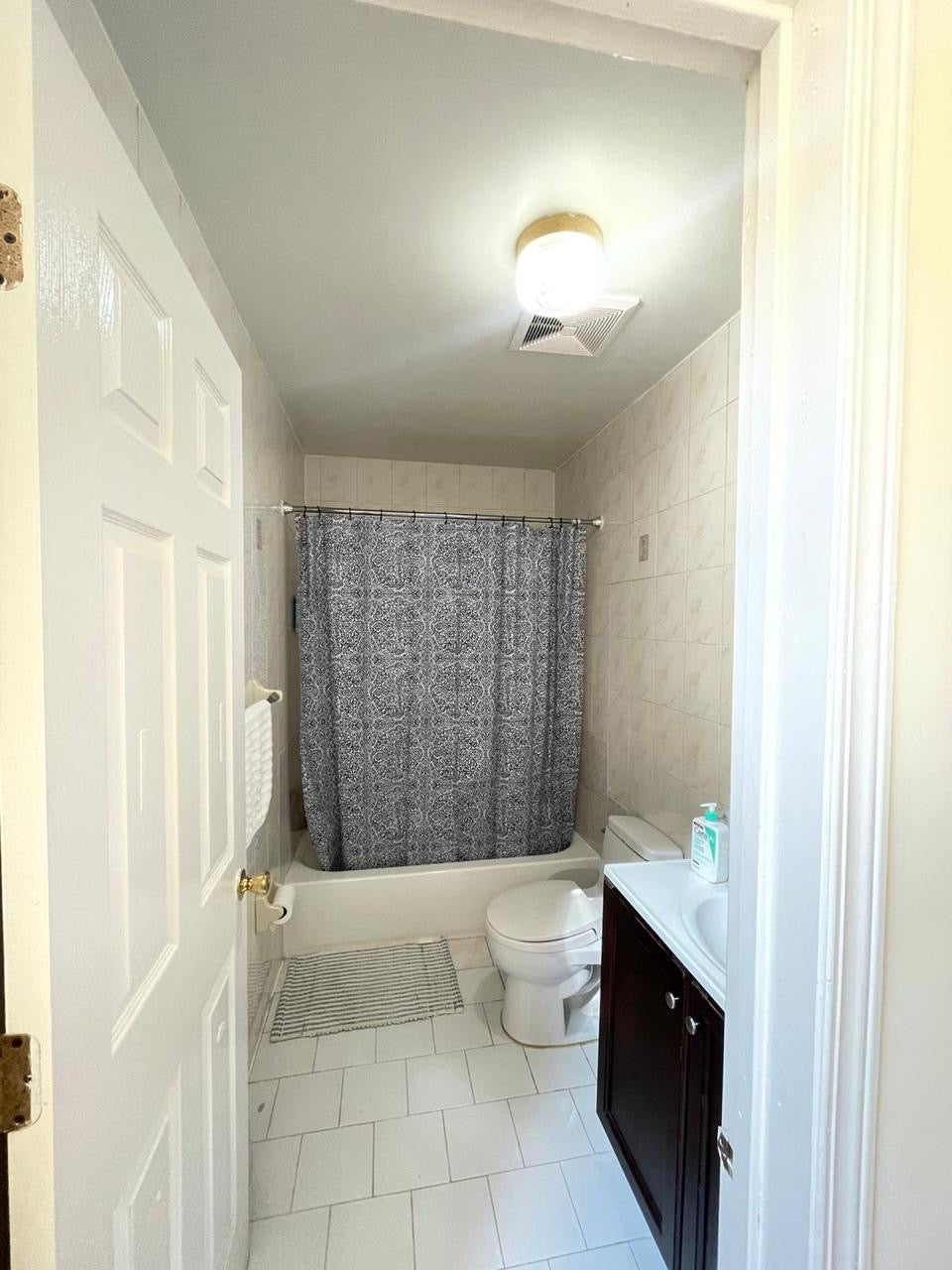 Habitación sin amueblar en Elmhurst cerca de las líneas de tren R, M y 7