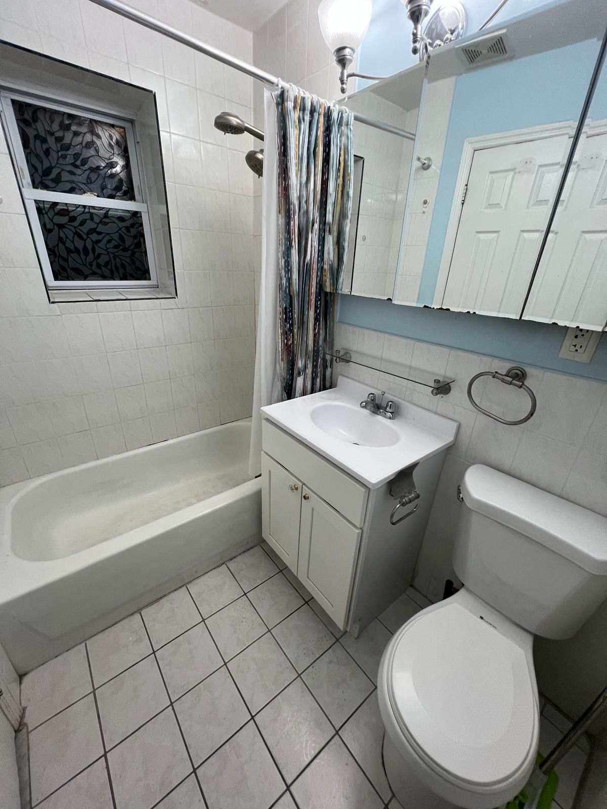 Linda habitación amoblada con baño privado en Woodside.