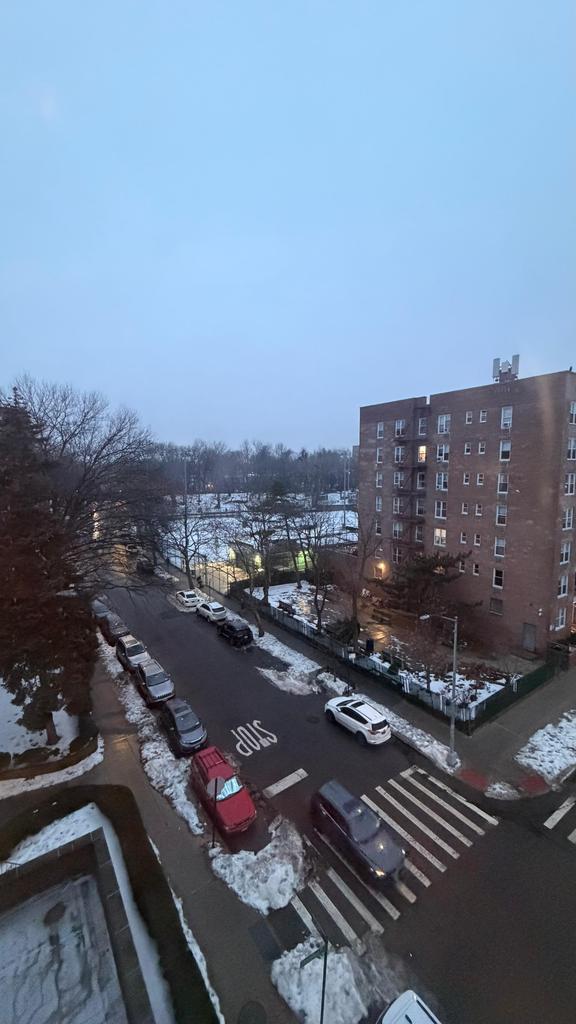 Room in Forest Hills, with a flexible deposit, 12 minutes from the train station.