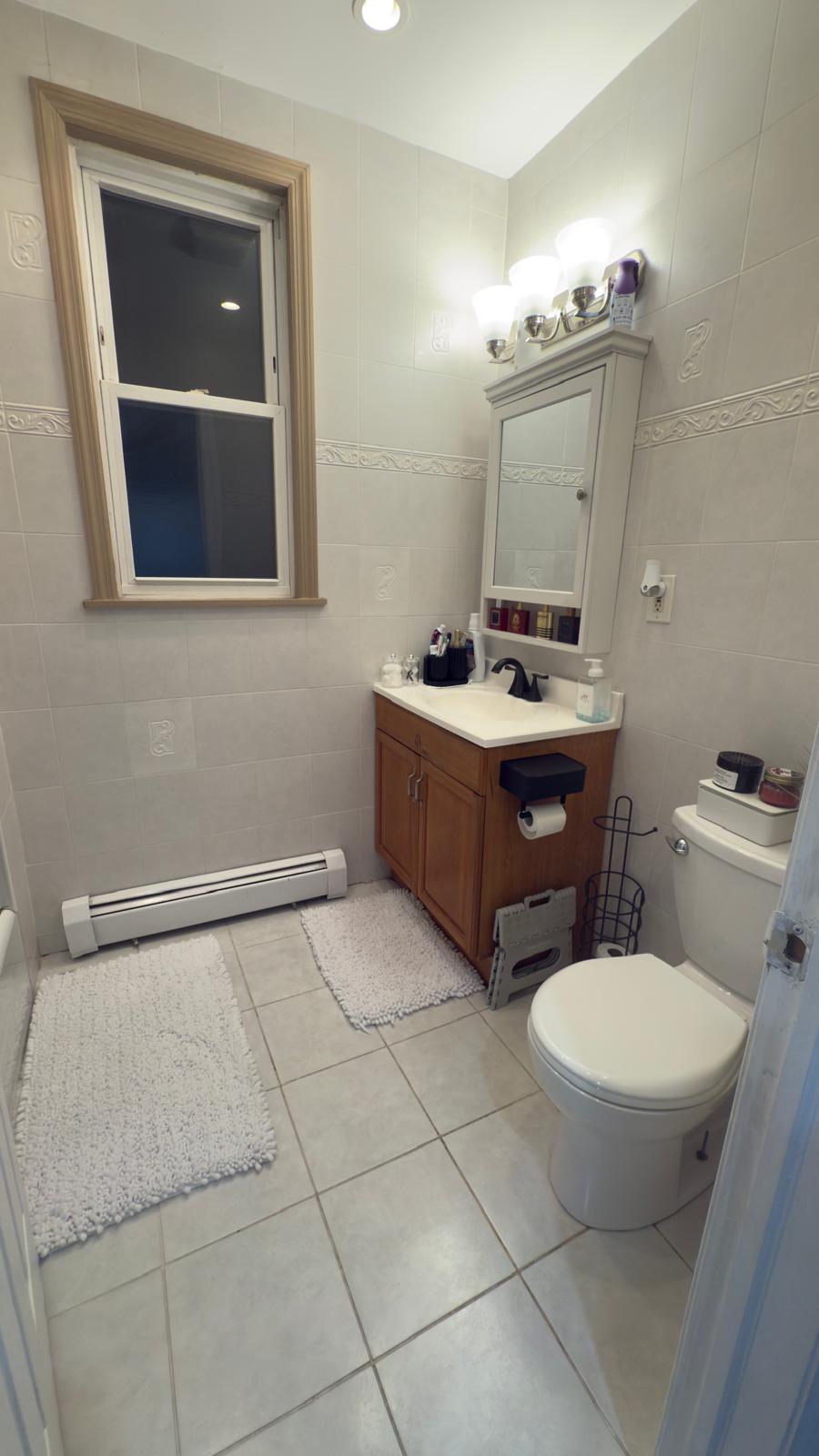 Comfortable family room near the police training academy in NY