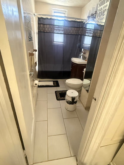 Rento cuarto grande en Jackson Heights, Queens.