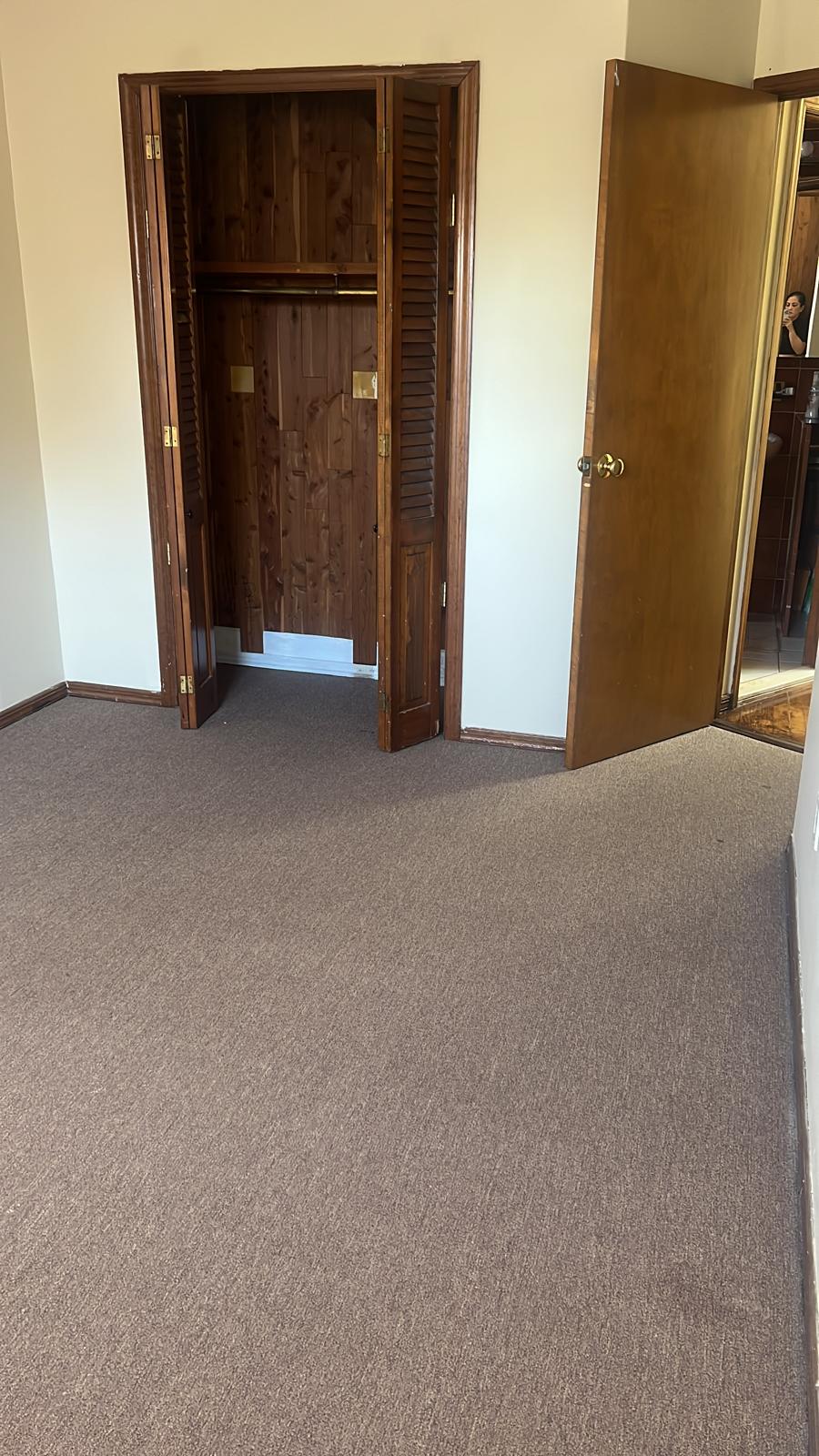 Habitación amplia con buena iluminación, closet, aire acondicionado y calefacción