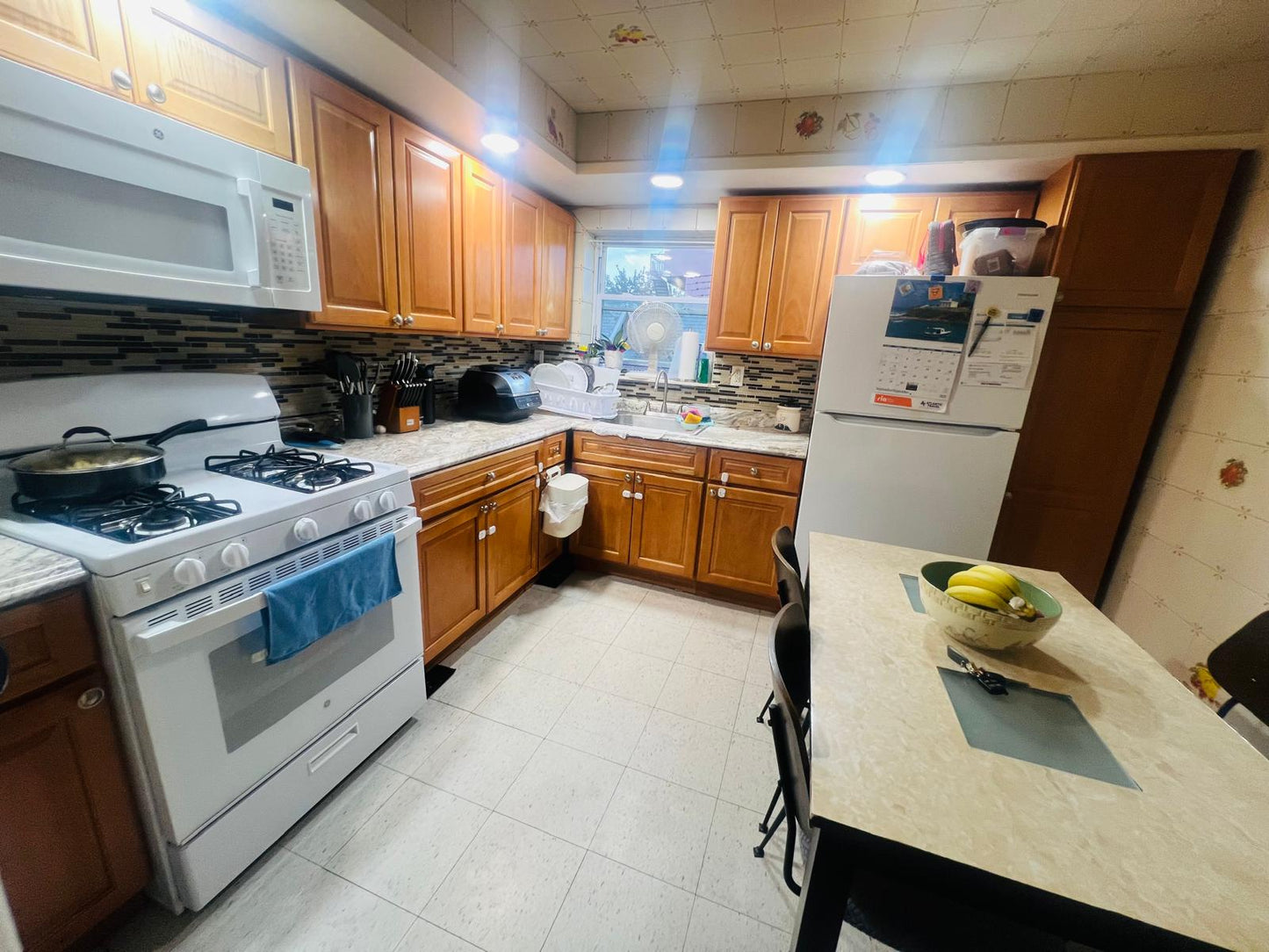 Habitación amplia con buena iluminación, closet, aire acondicionado y calefacción