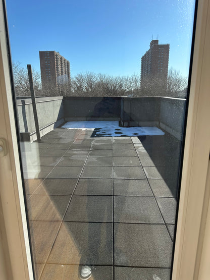 Habitación Privada con Terraza Amplia y Laundry incluido.