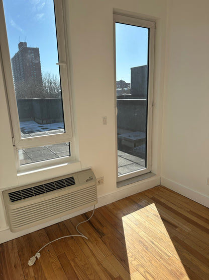 Habitación Privada con Terraza Amplia y Laundry incluido.