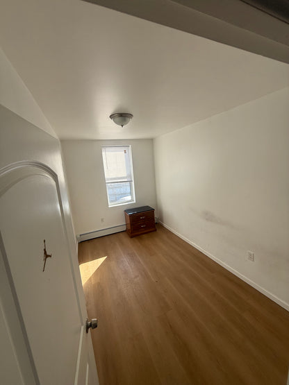 Habitación con balcón en apartamento renovado