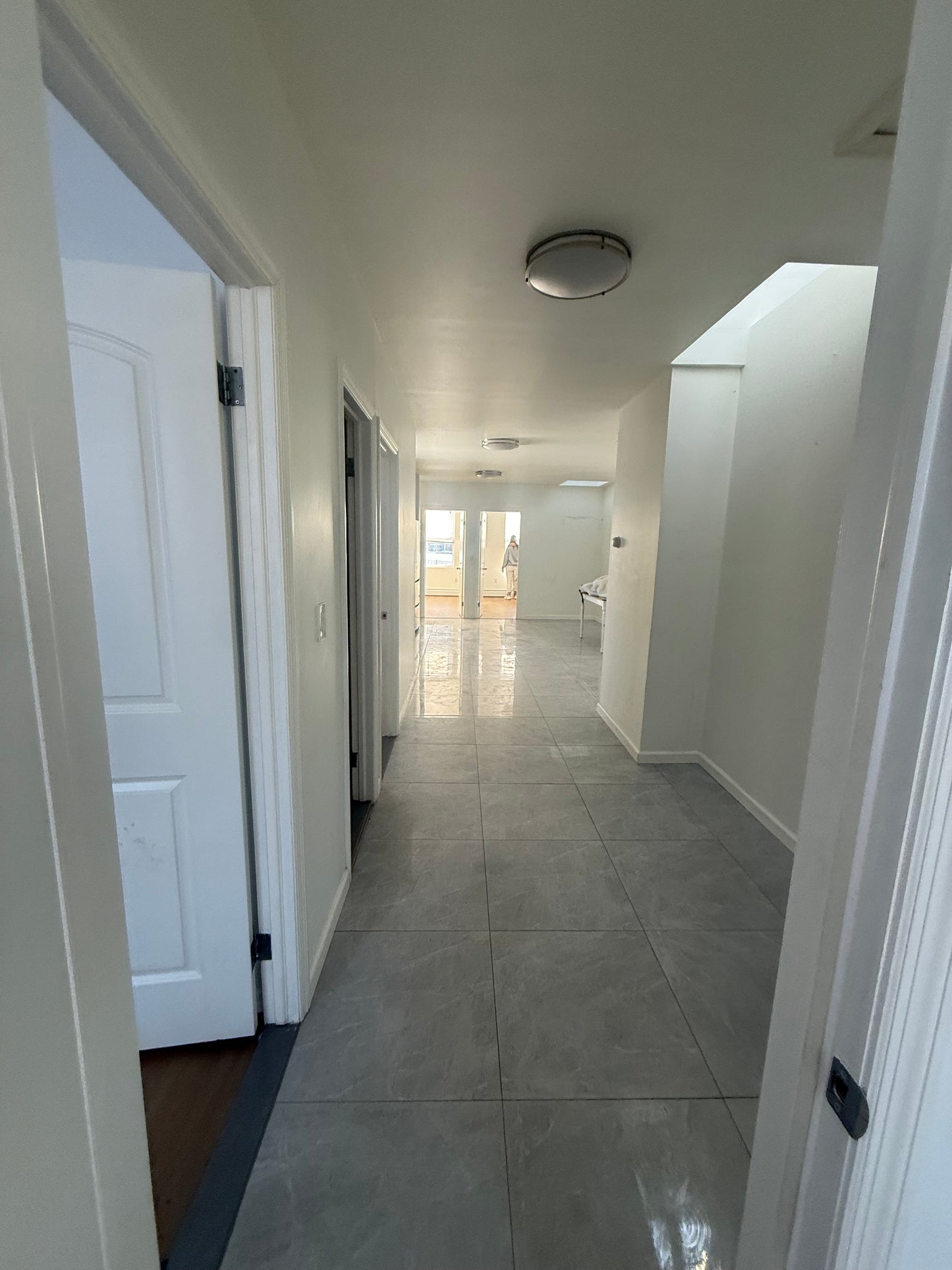 Habitación con balcón en apartamento renovado