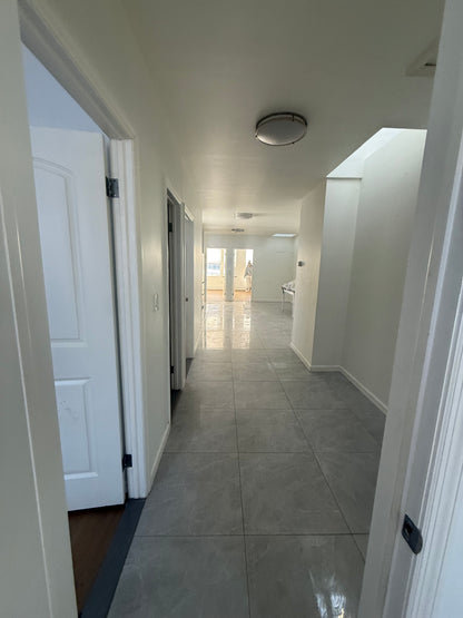 Habitación con balcón en apartamento renovado