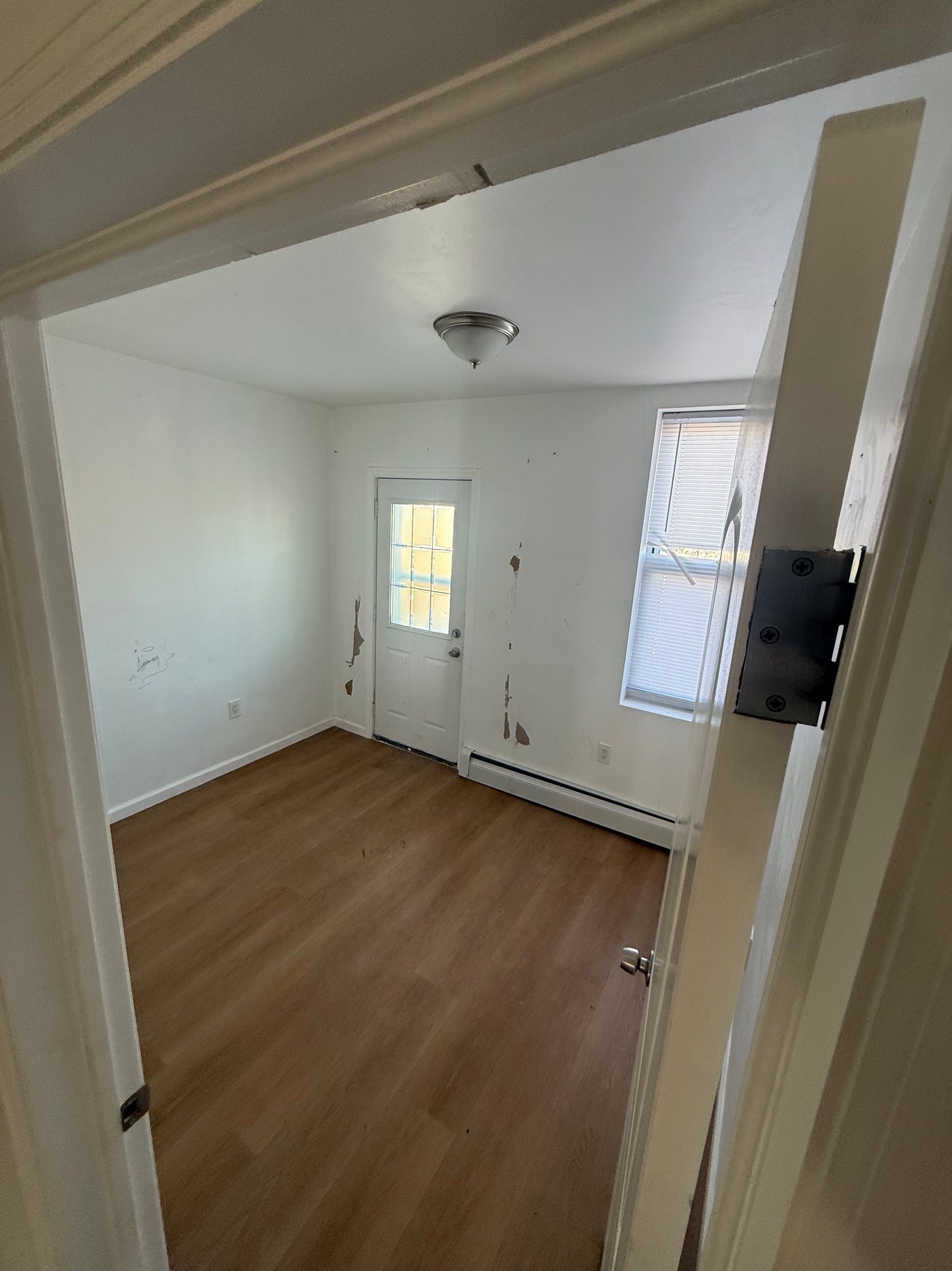 Habitación con balcón en apartamento renovado