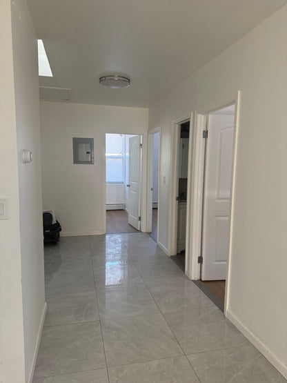 Habitación con balcón en apartamento renovado