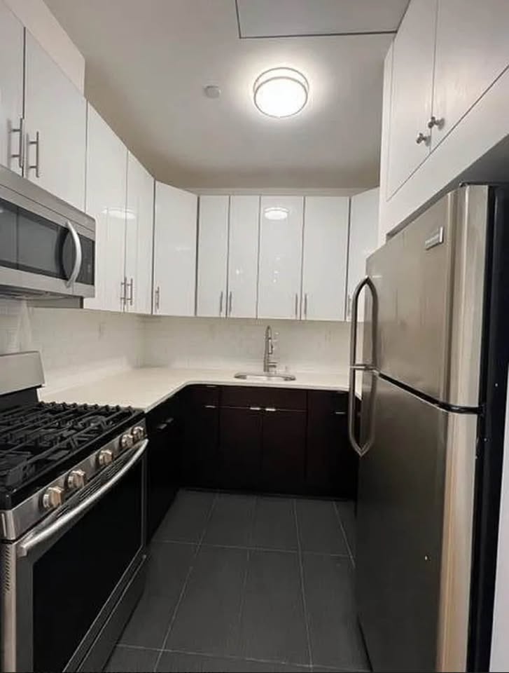 Habitación privada sin amoblar en Elmhurst, Queens. Frente al Mall