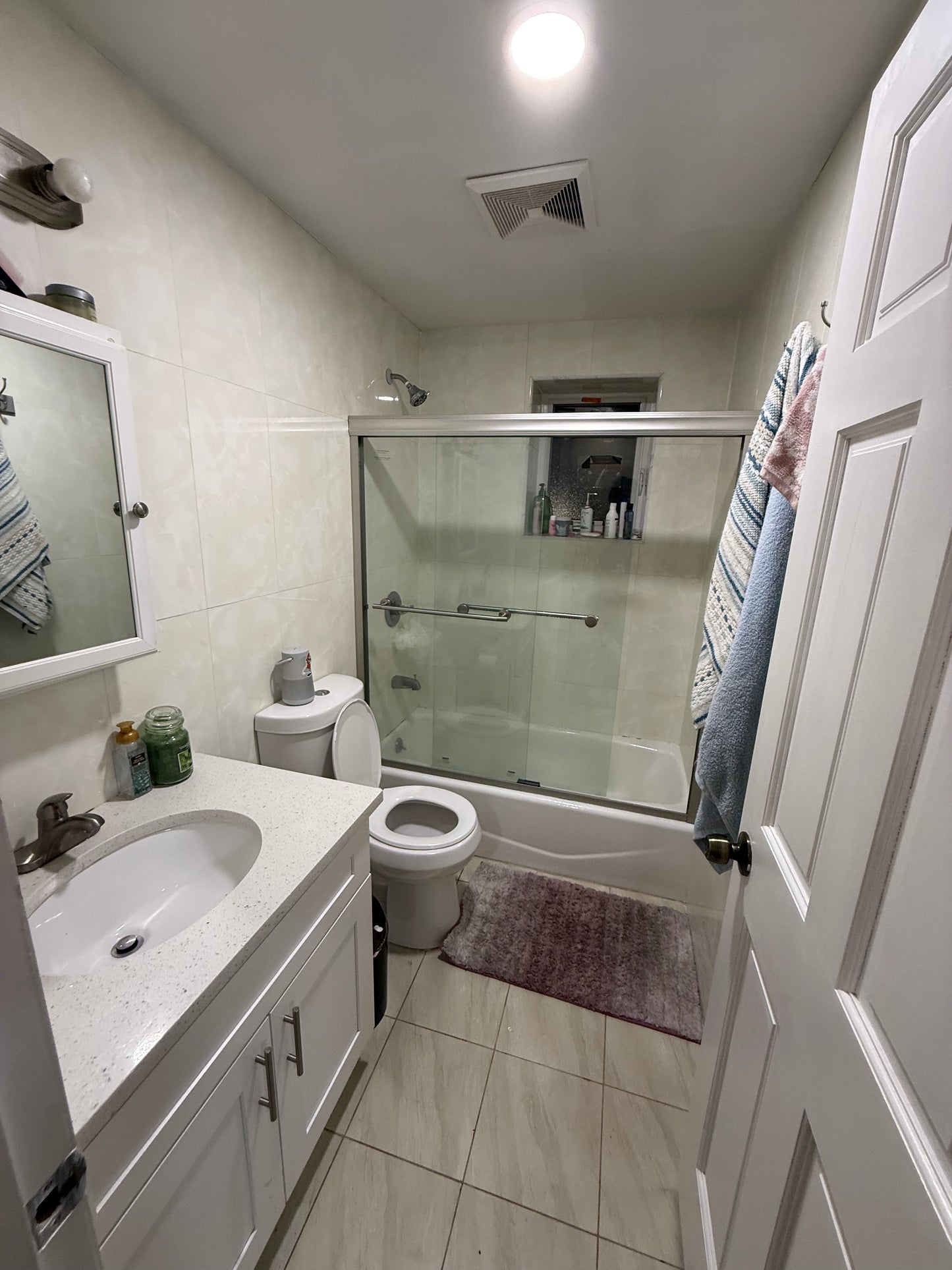 Habitación para una mujer disponible desde el 1 de marzo muy buen vecindario