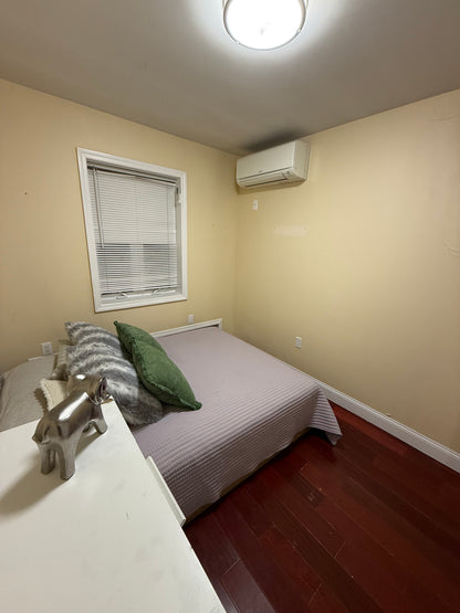 Habitación para una mujer disponible desde el 1 de marzo muy buen vecindario