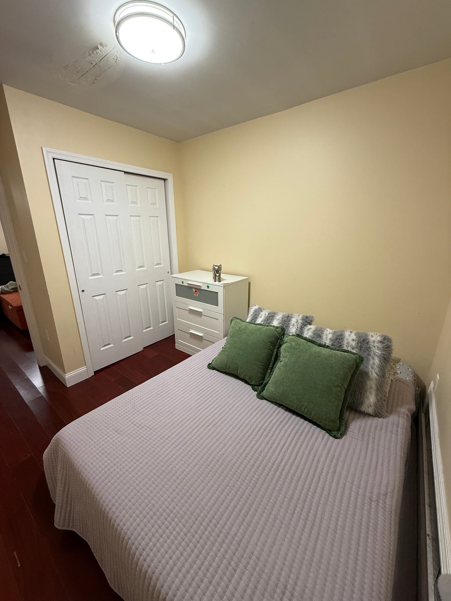 Habitación para una mujer disponible desde el 1 de marzo muy buen vecindario