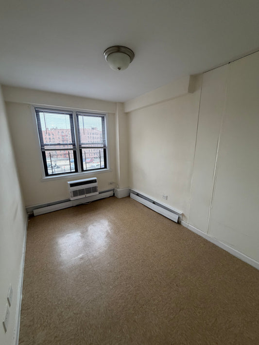 HABITACIÓN LUMINOSA EN CONJUNTO CON PISCINA