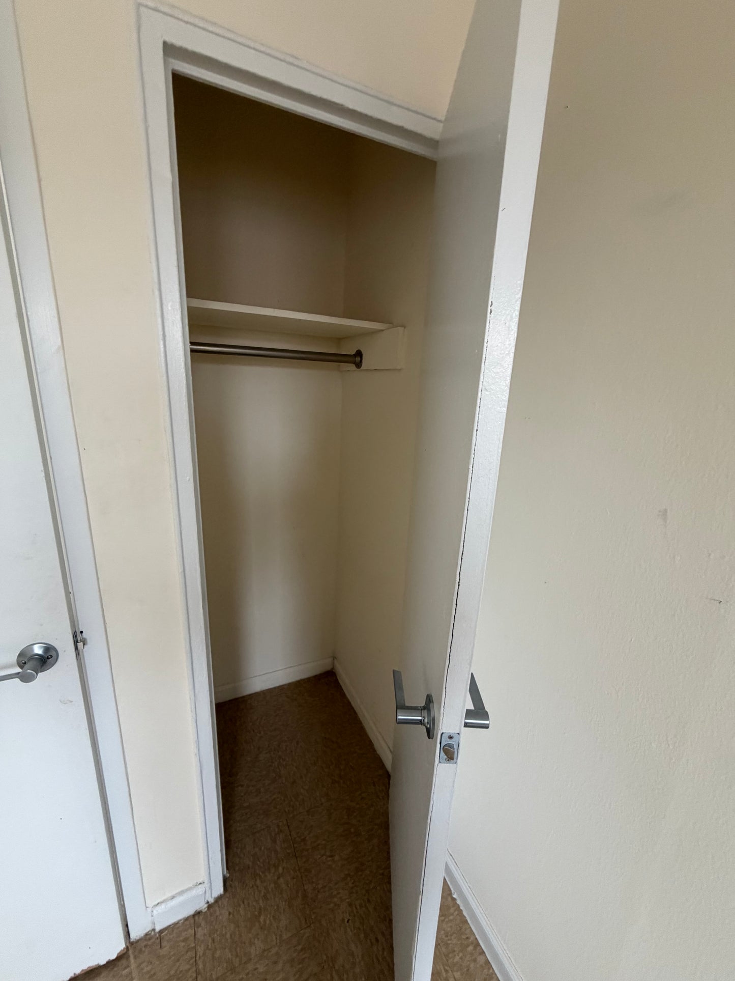 HABITACIÓN LUMINOSA EN CONJUNTO CON PISCINA