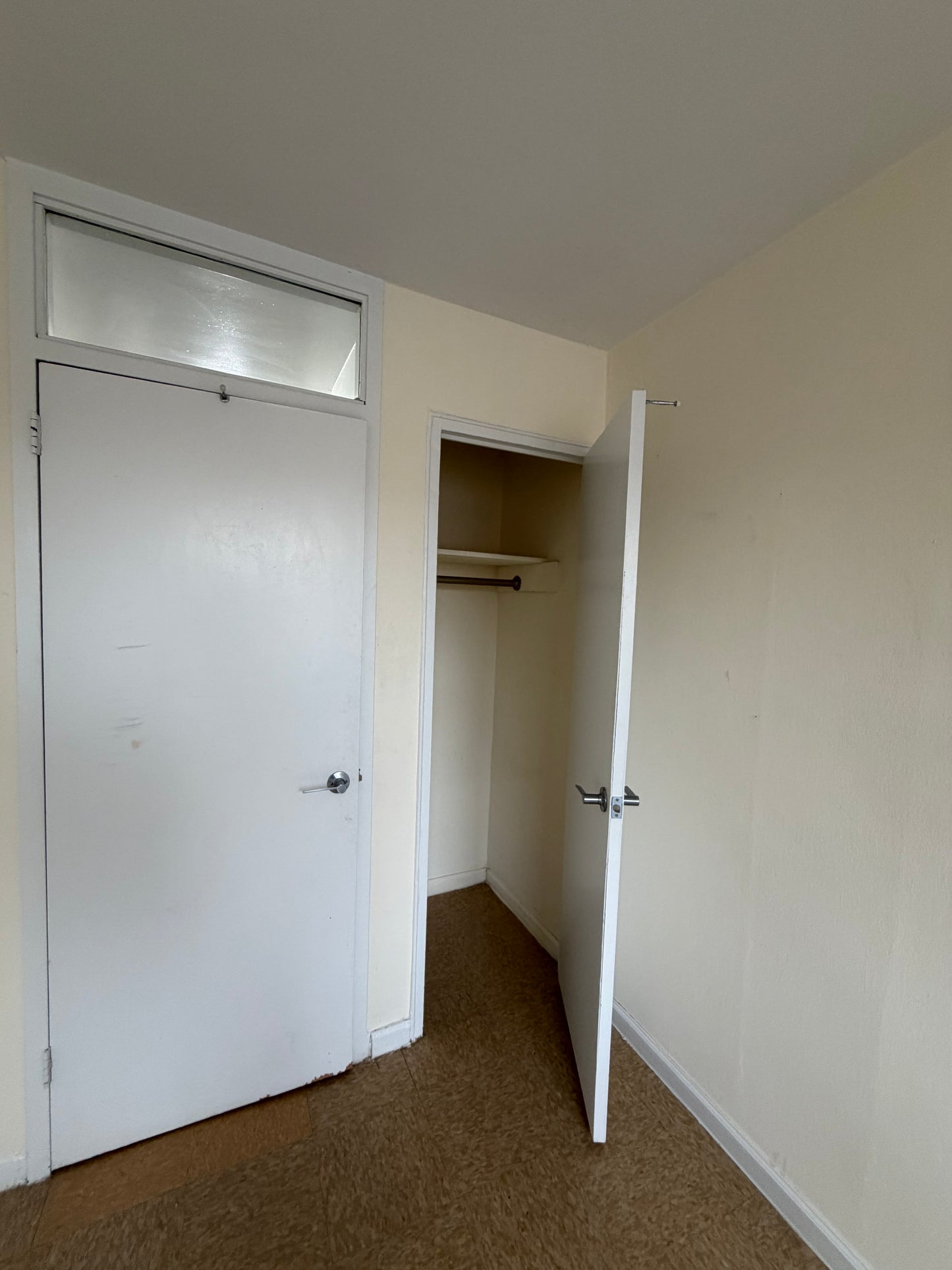 HABITACIÓN LUMINOSA EN CONJUNTO CON PISCINA