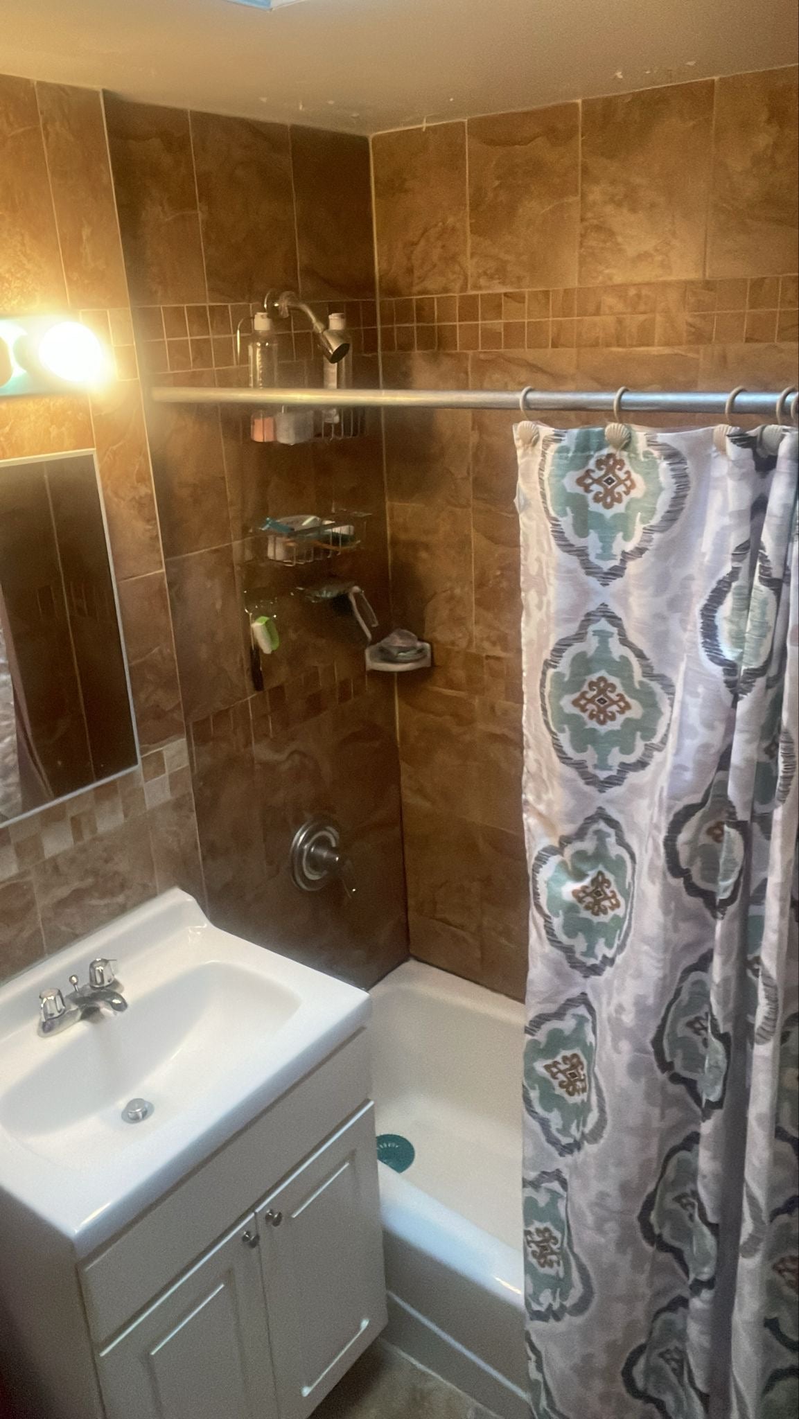 Se renta habitación. Espacio limpio, ambiente familiar. No hay niños.