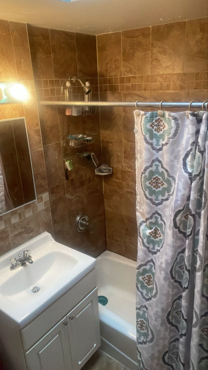 Se renta habitación. Espacio limpio, ambiente familiar. No hay niños.