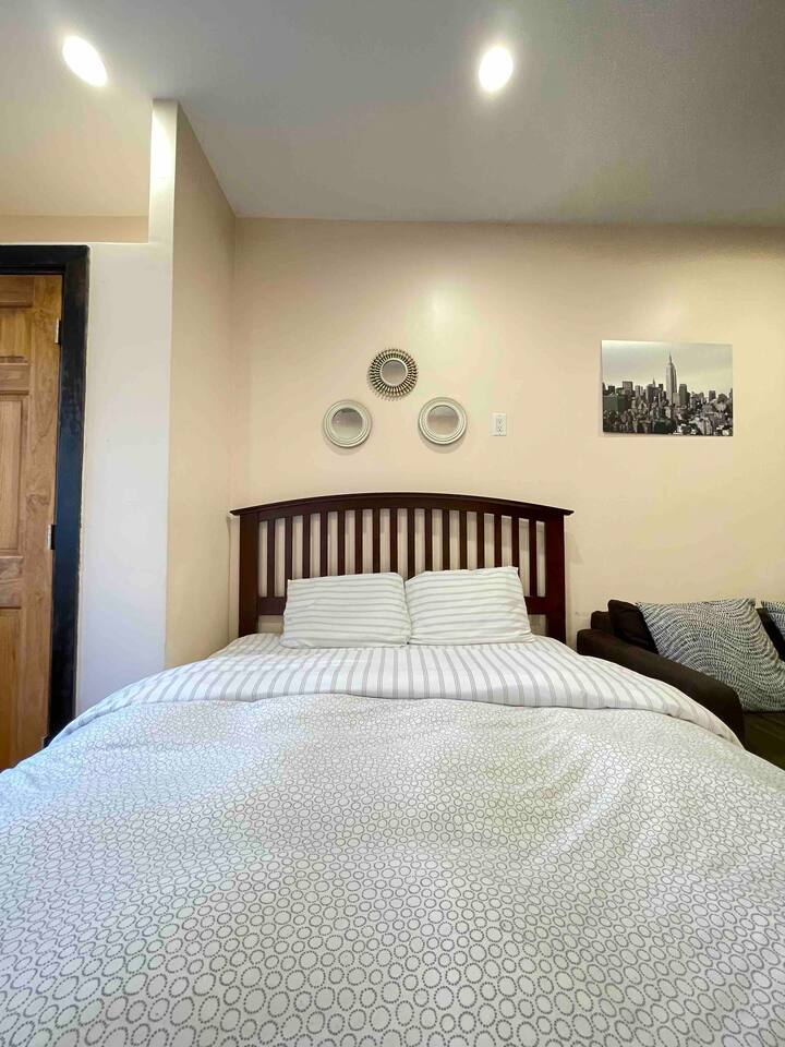 ¡Hermoso studio disponible en Ridgewood! 🏡