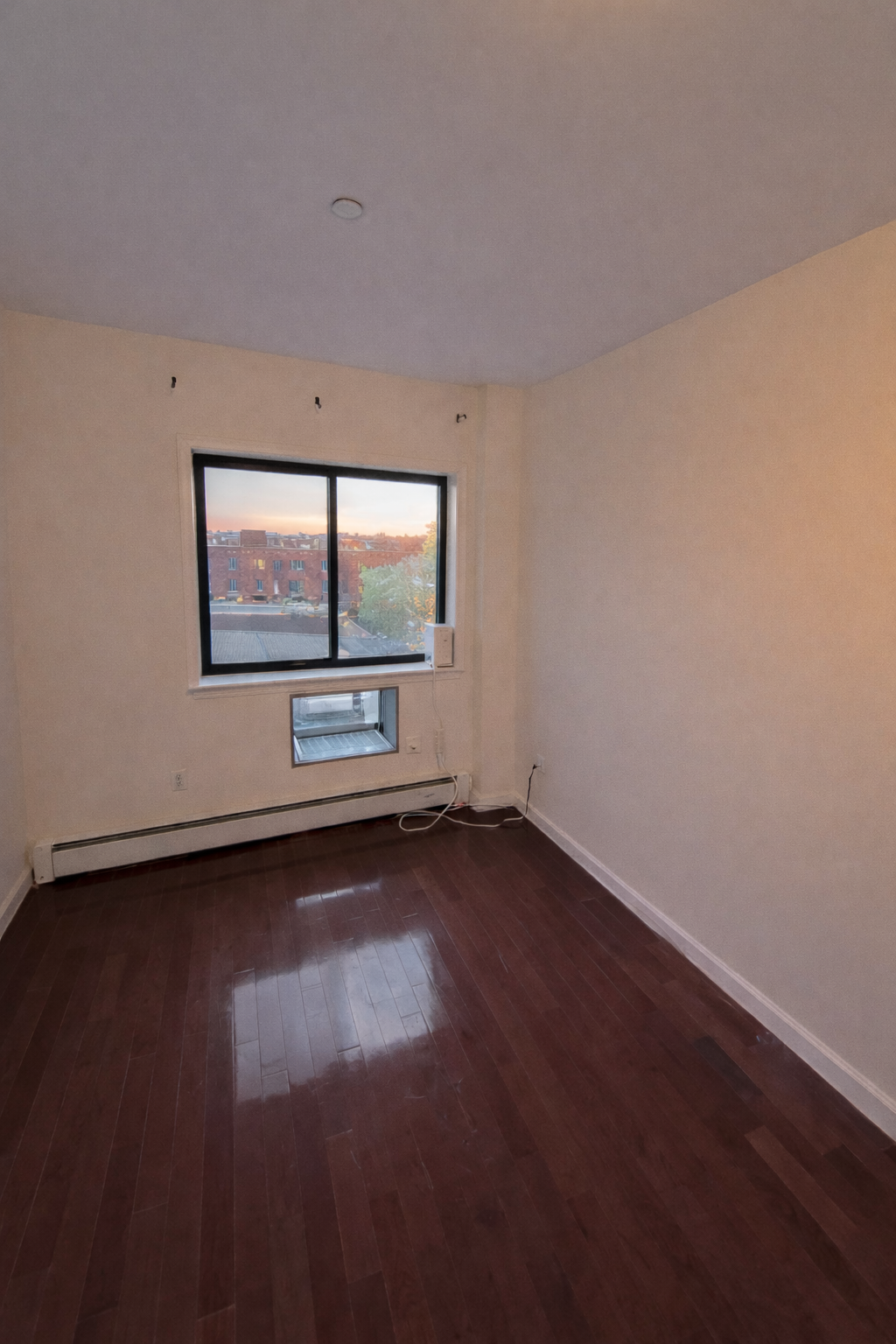 Private room one block from Train Station 7