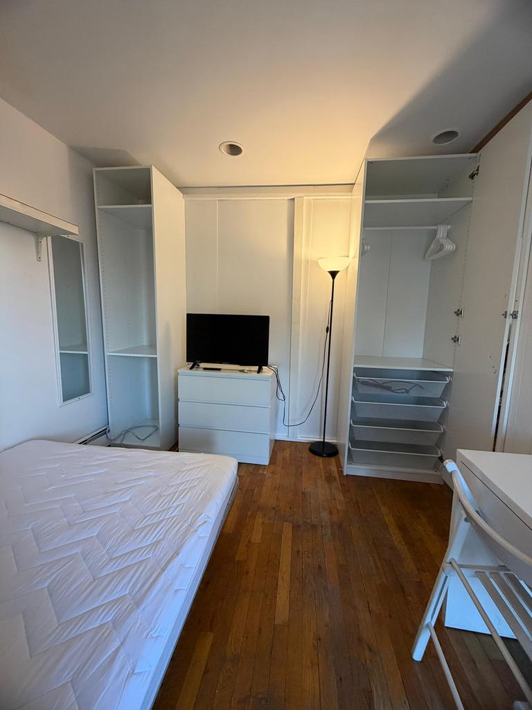 Habitación privada, amoblada con balcón privado en Woodside