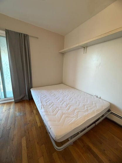 Habitación privada, amoblada con balcón privado en Woodside