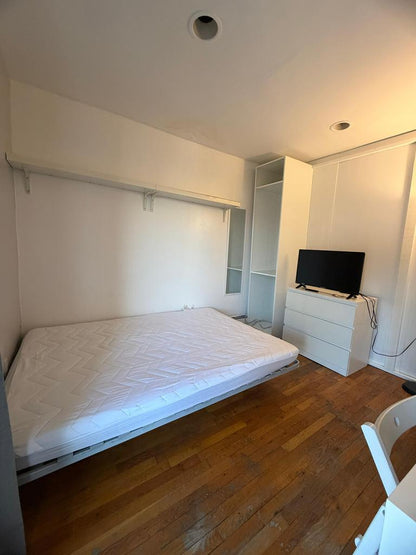 Habitación privada, amoblada con balcón privado en Woodside