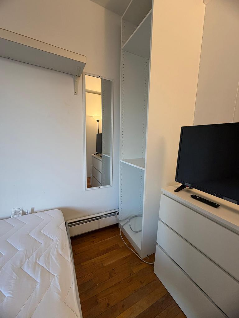 Habitación privada, amoblada con balcón privado en Woodside