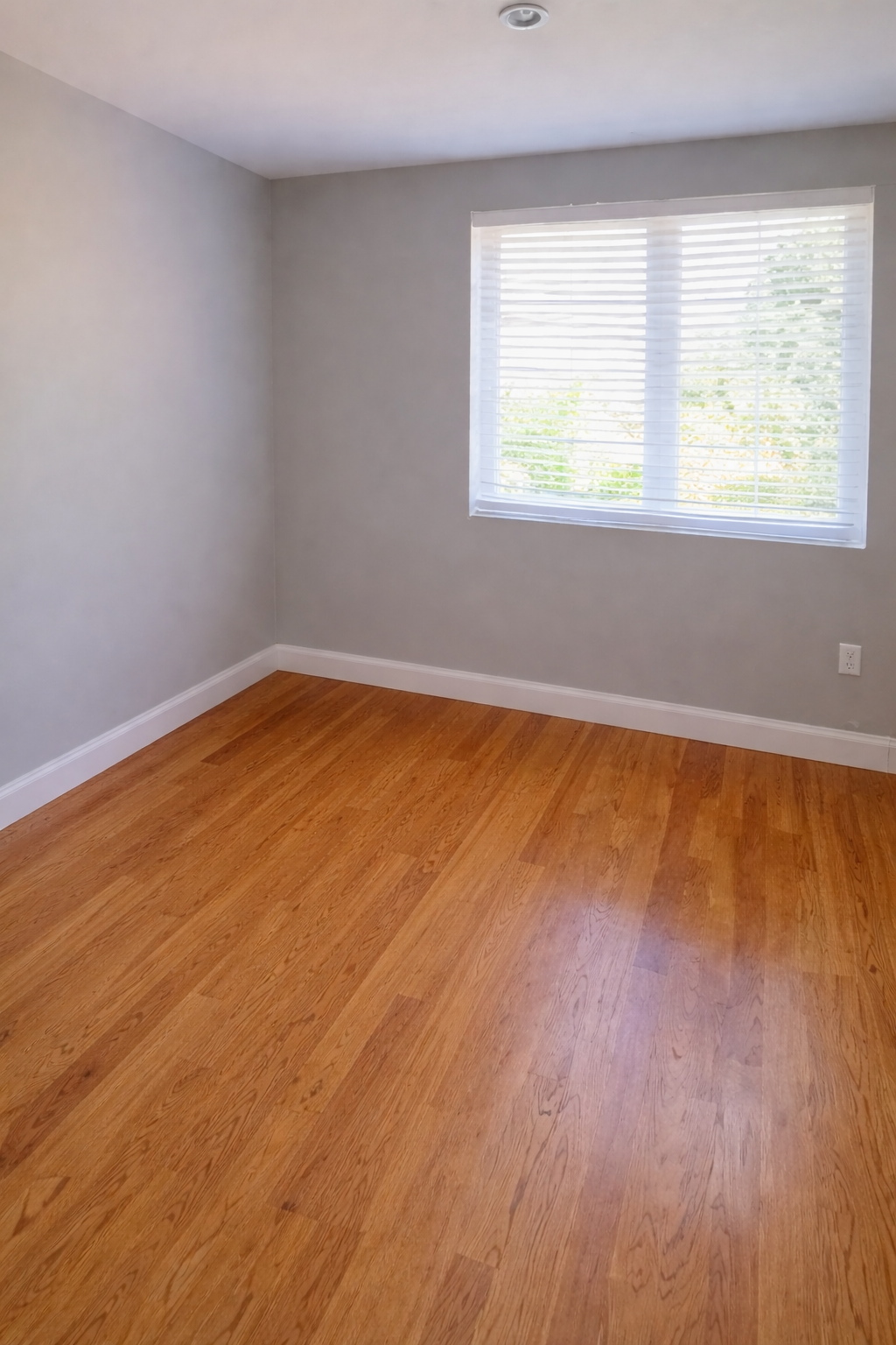 Habitación súper bonita con baño privado, disponible para mujer.