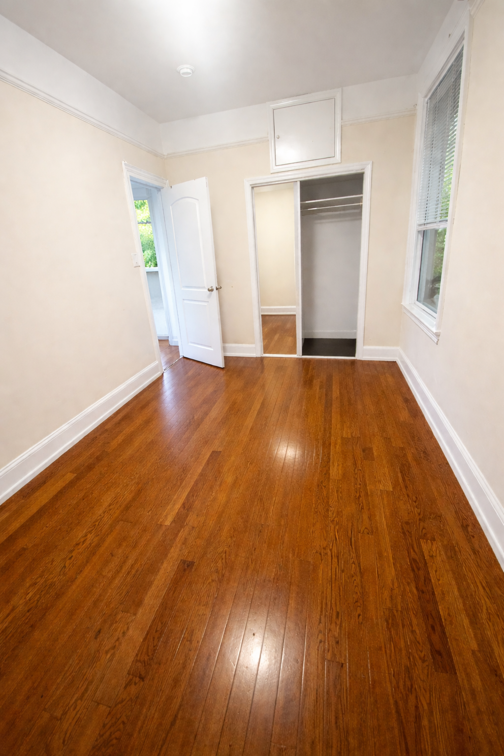 Rento cuarto grande en Jackson Heights, Queens.