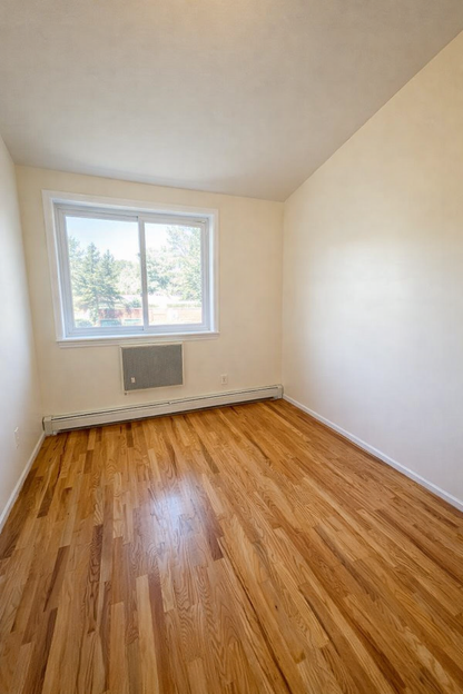 Habitación sin amueblar en Elmhurst cerca de las líneas de tren R, M y 7