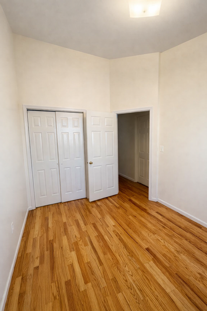 Habitación sin amueblar en Elmhurst cerca de las líneas de tren R, M y 7