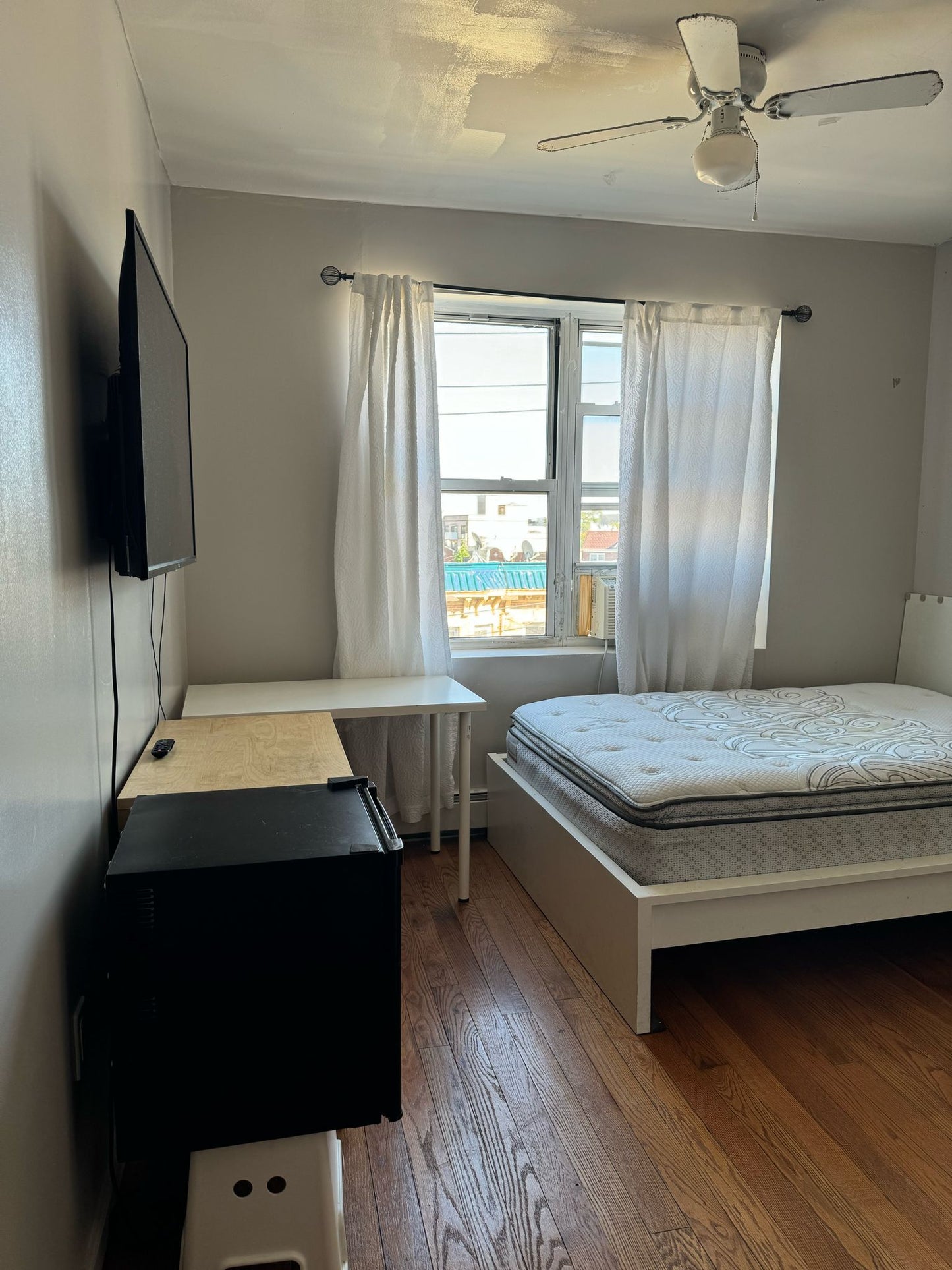 Private room in Corona with private bathroom for two people