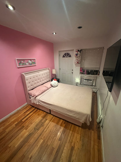 Habitación privada con balcón hacia la yarda, a dos bloques del tren 7 cerca a supermercados y a dos casas del laundry