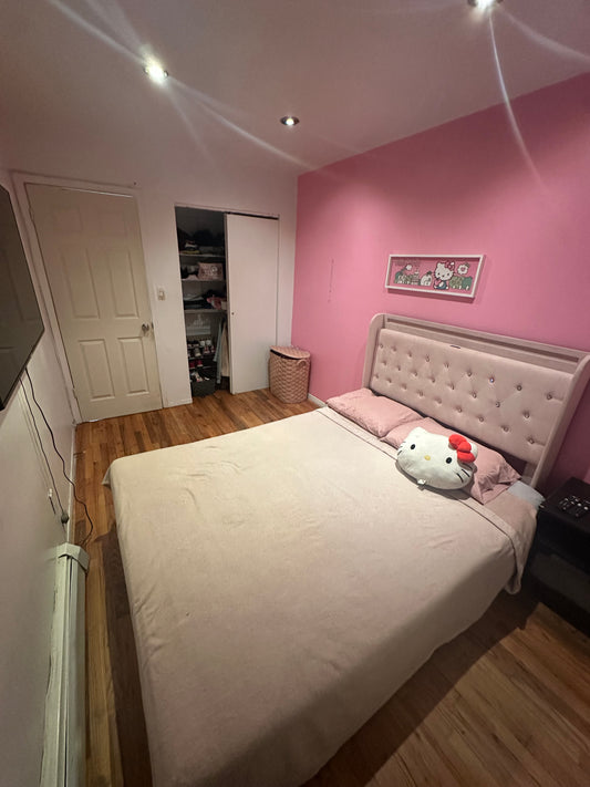 Habitación privada con balcón hacia la yarda, a dos bloques del tren 7 cerca a supermercados y a dos casas del laundry