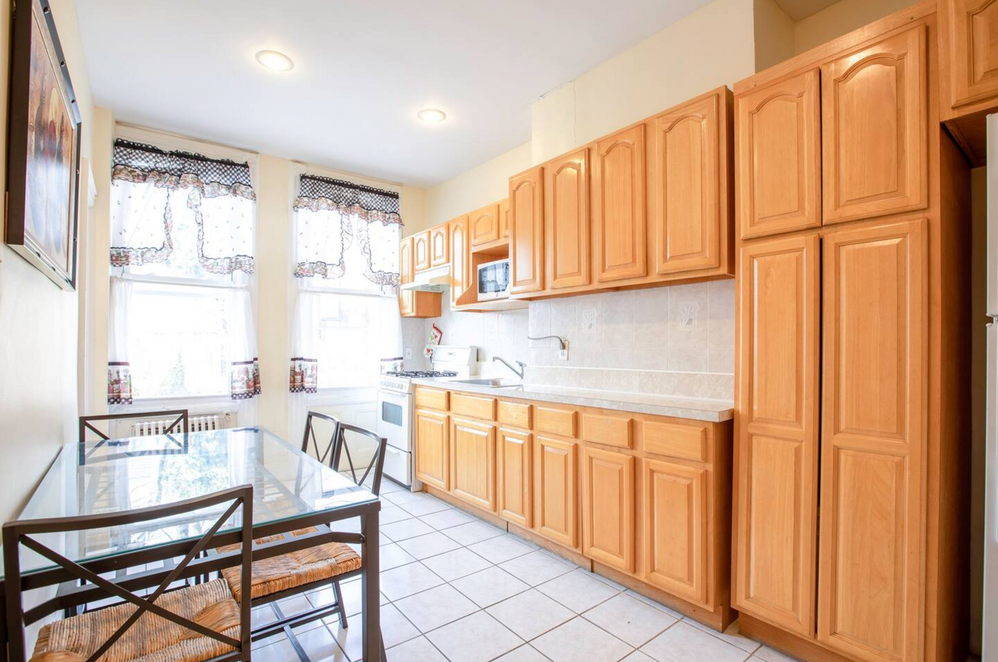 Spacious 2-Bedroom in Ridgewood – Prime Location Near the Train