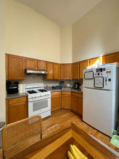 Habitación sin amueblar en Elmhurst cerca de las líneas de tren R, M y 7