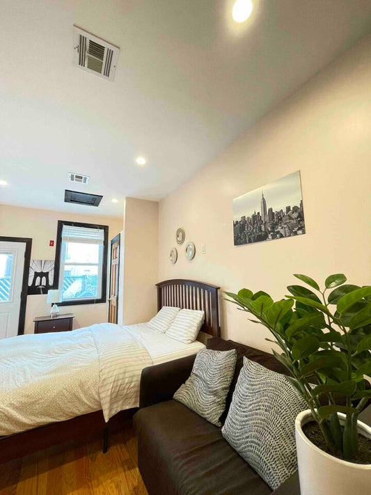 ¡Hermoso studio disponible en Ridgewood! 🏡