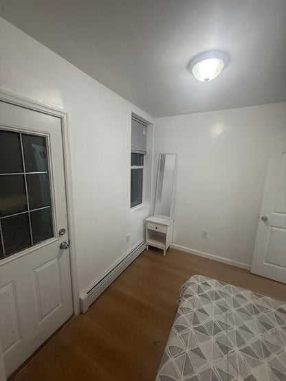 Habitación con balcón en apartamento renovado