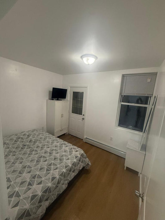 Habitación con balcón en apartamento renovado