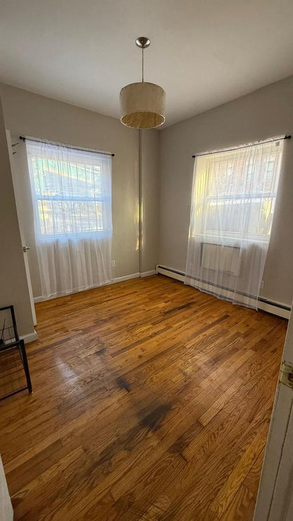 Habitación cómoda semi amoblada