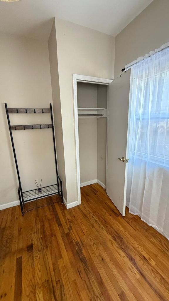 Habitación cómoda semi amoblada