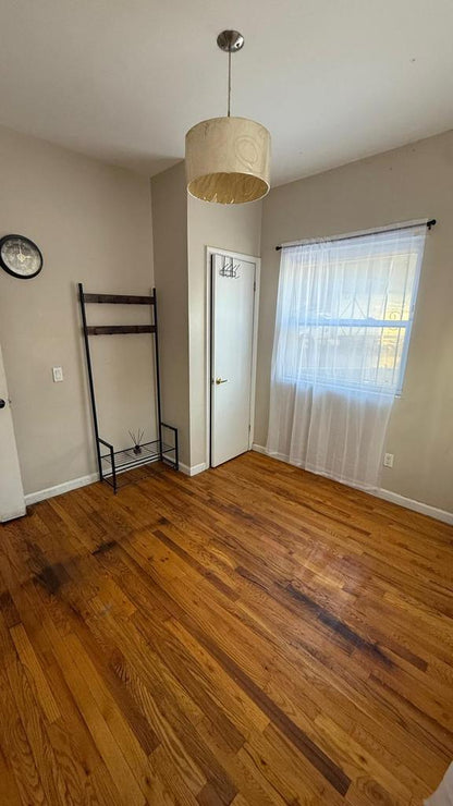 Habitación cómoda semi amoblada