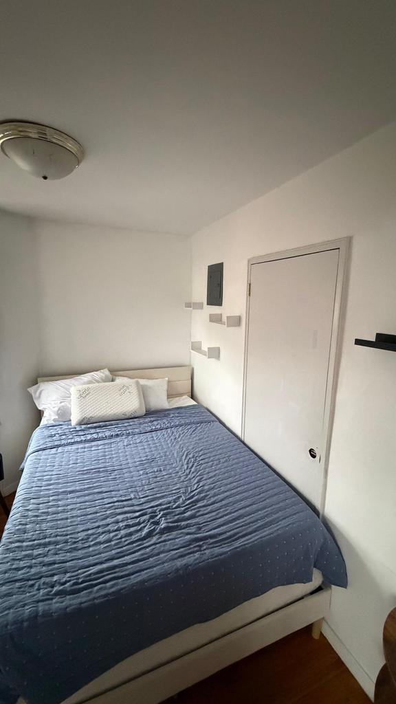 Room in Forest Hills, with a flexible deposit, 12 minutes from the train station.