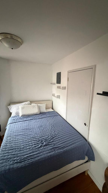 Room in Forest Hills, with a flexible deposit, 12 minutes from the train station.