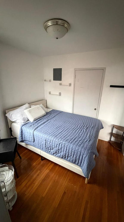 Room in Forest Hills, with a flexible deposit, 12 minutes from the train station.