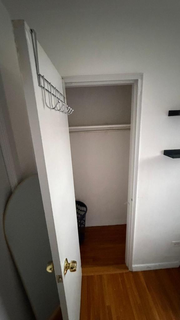 Room in Forest Hills, with a flexible deposit, 12 minutes from the train station.