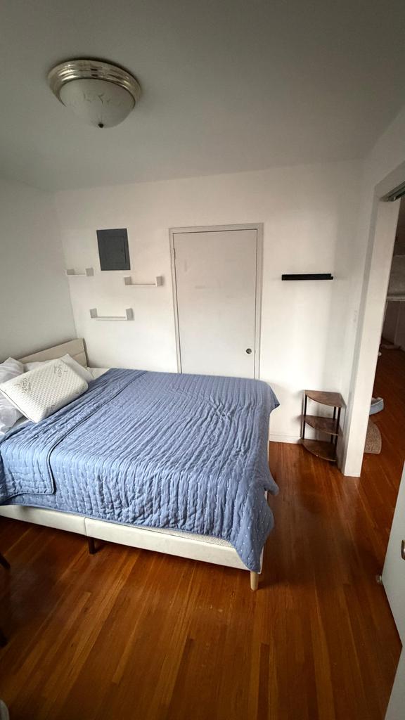 Room in Forest Hills, with a flexible deposit, 12 minutes from the train station.