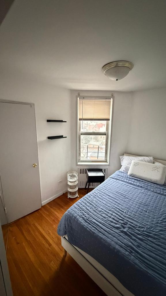 Room in Forest Hills, with a flexible deposit, 12 minutes from the train station.